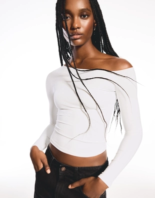 Футболка с длинными рукавами и асимметричным вырезом- Заказать в России