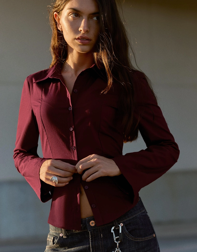 Рубашка облегающего кроя с расклешенными рукавами