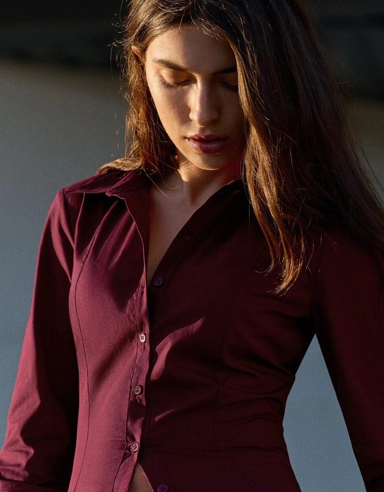 Рубашка облегающего кроя с расклешенными рукавами