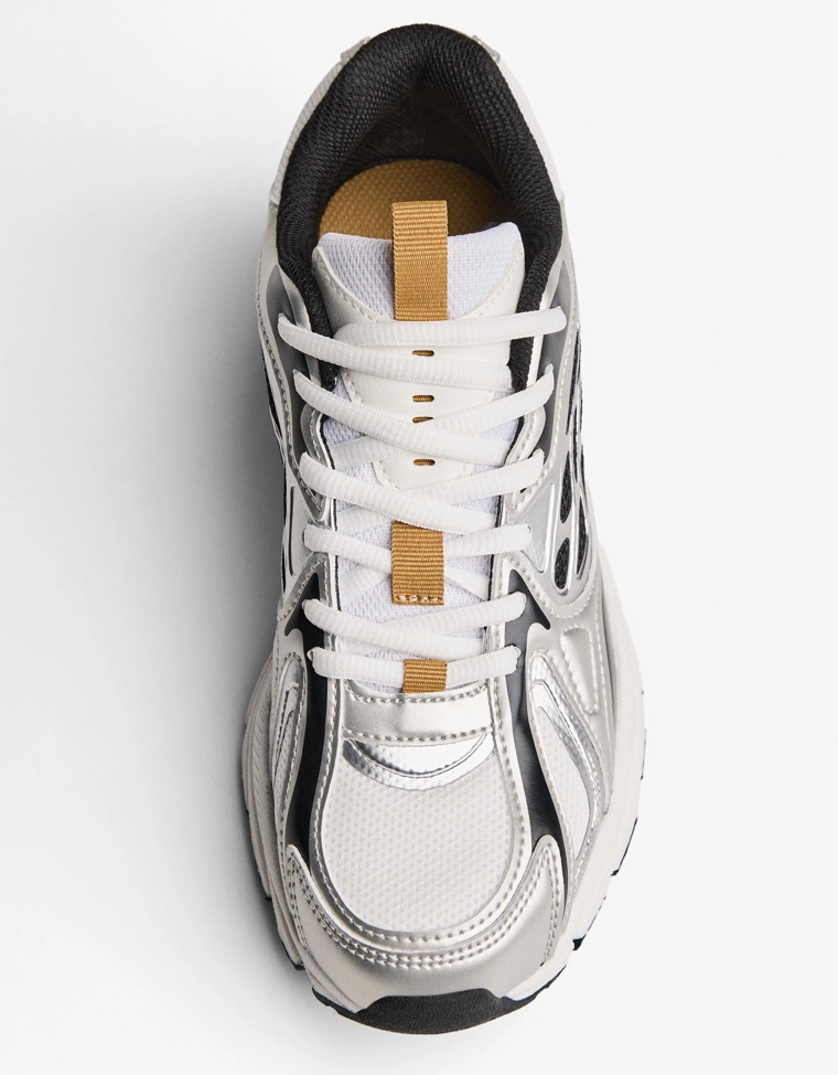 Спортивная обувь из нескольких материалов