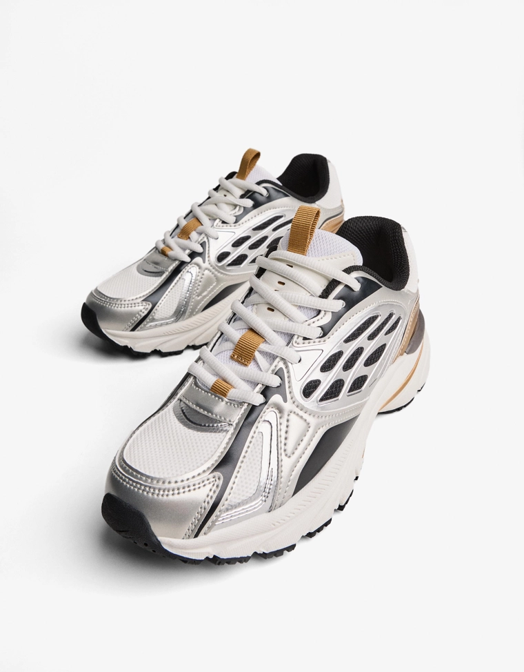 Спортивная обувь из нескольких материалов