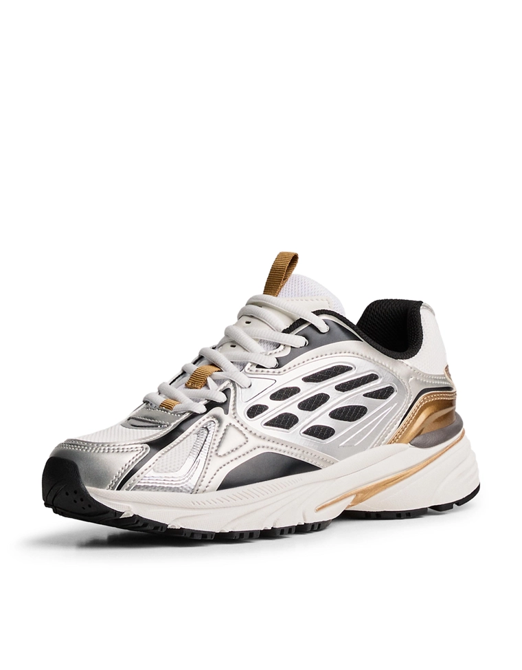 Спортивная обувь из нескольких материалов