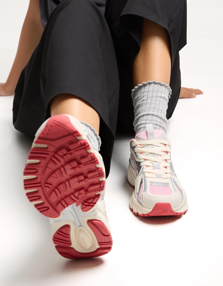 Кроссовки со вставками