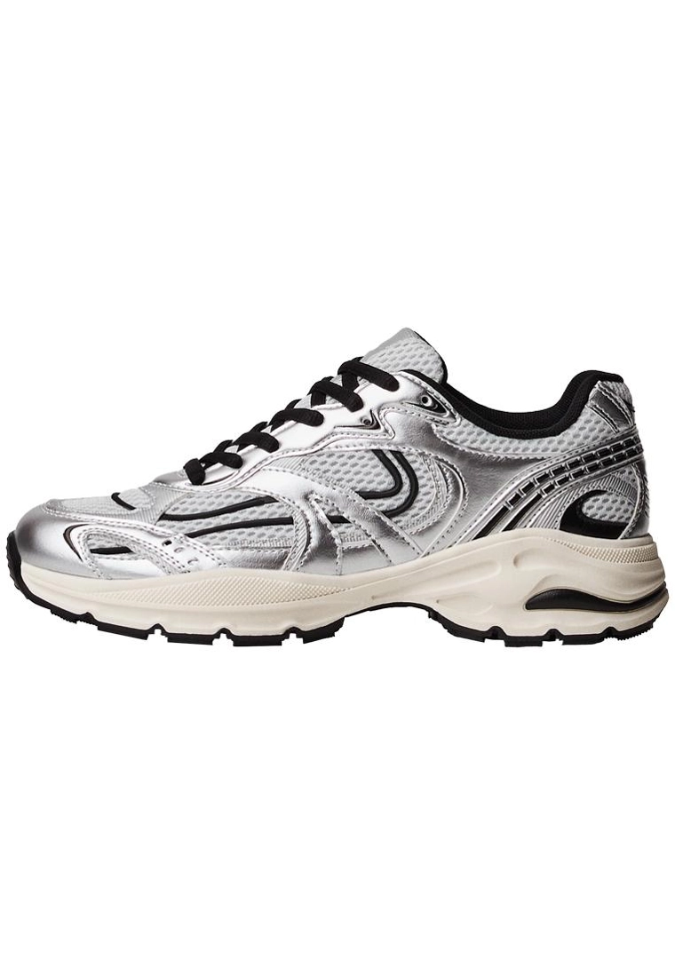 Кроссовки со вставками