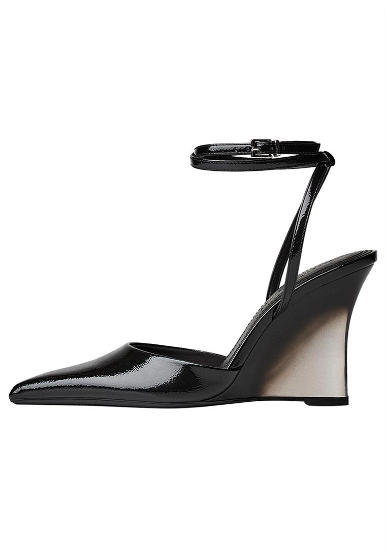 Туфли на танкетке с ремешком