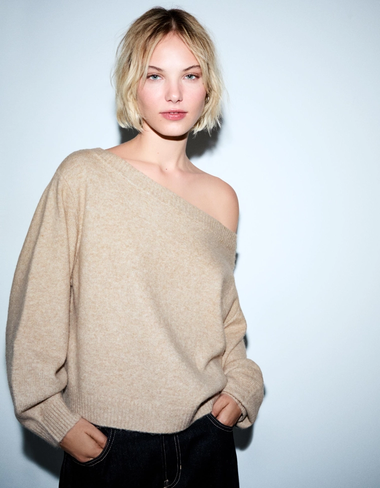 Свитер в рубчик с вырезом «бандо»