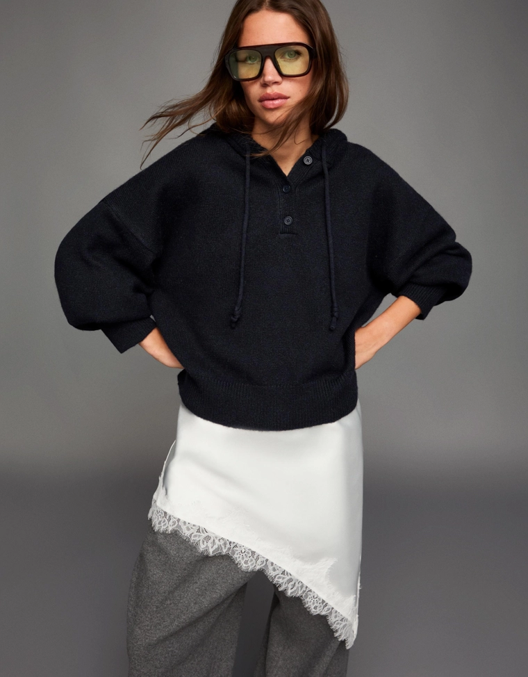 Свитер с капюшоном