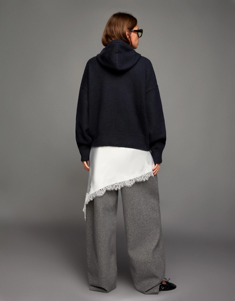 Свитер с капюшоном