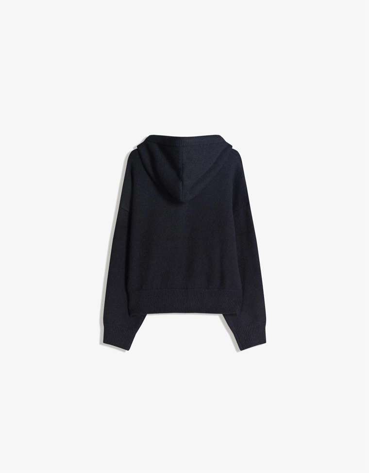 Свитер с капюшоном