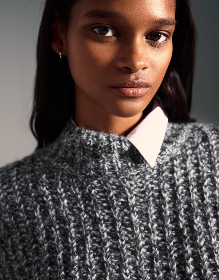 Свитер с высоким воротником из ткани из крученой нити