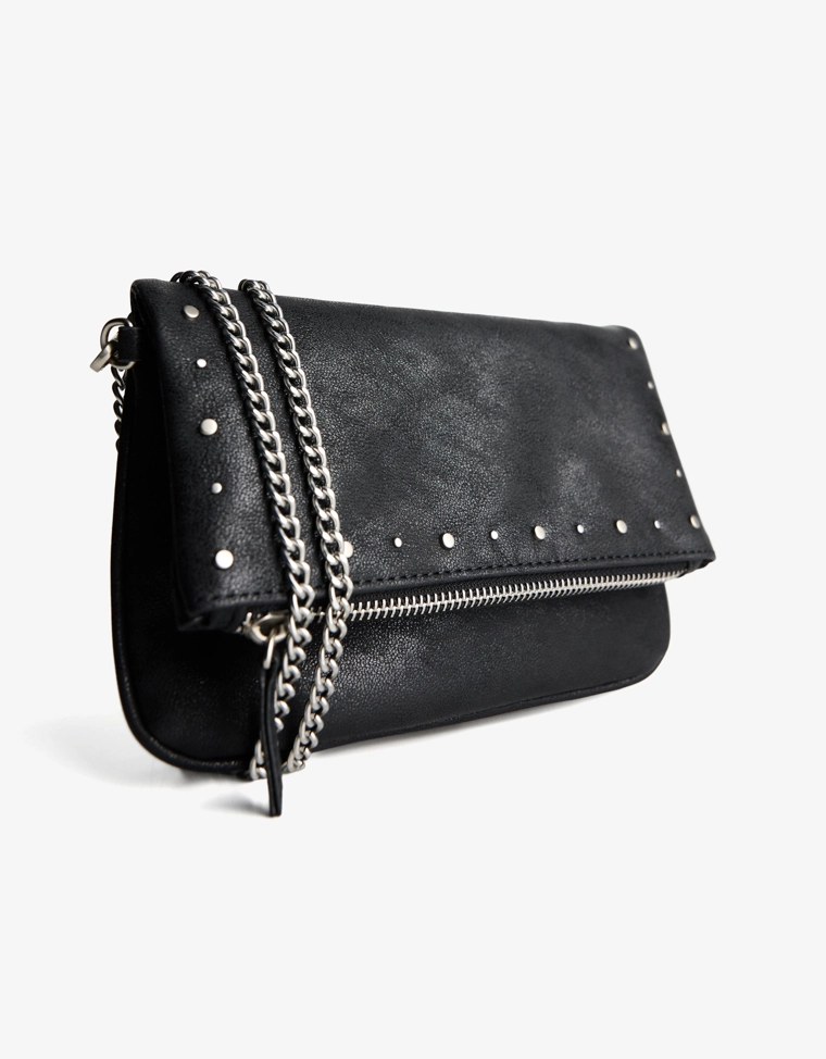 Сумка с клапаном на молнии и заклепками