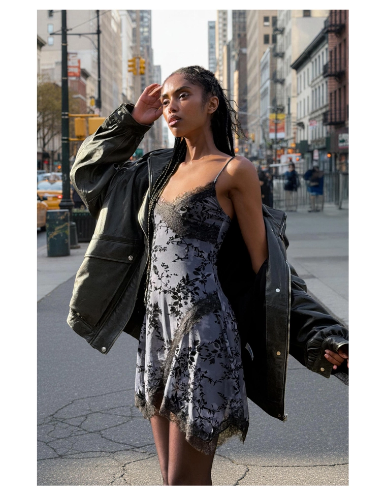 Мини-платье из полупрозрачной ткани на бретелях с кружевом