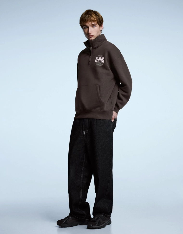 Толстовка на молнии с принтом на воротнике