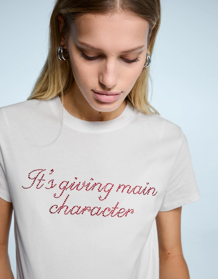 Футболка с принтом и стразами