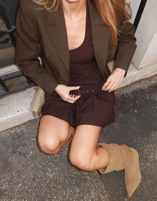 Мини-платье с горловиной халтер и поясом- Заказать в России