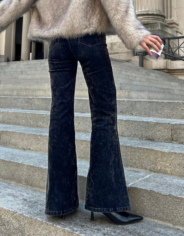 Расклешенные джинсы с бархатистым рельефным принтом