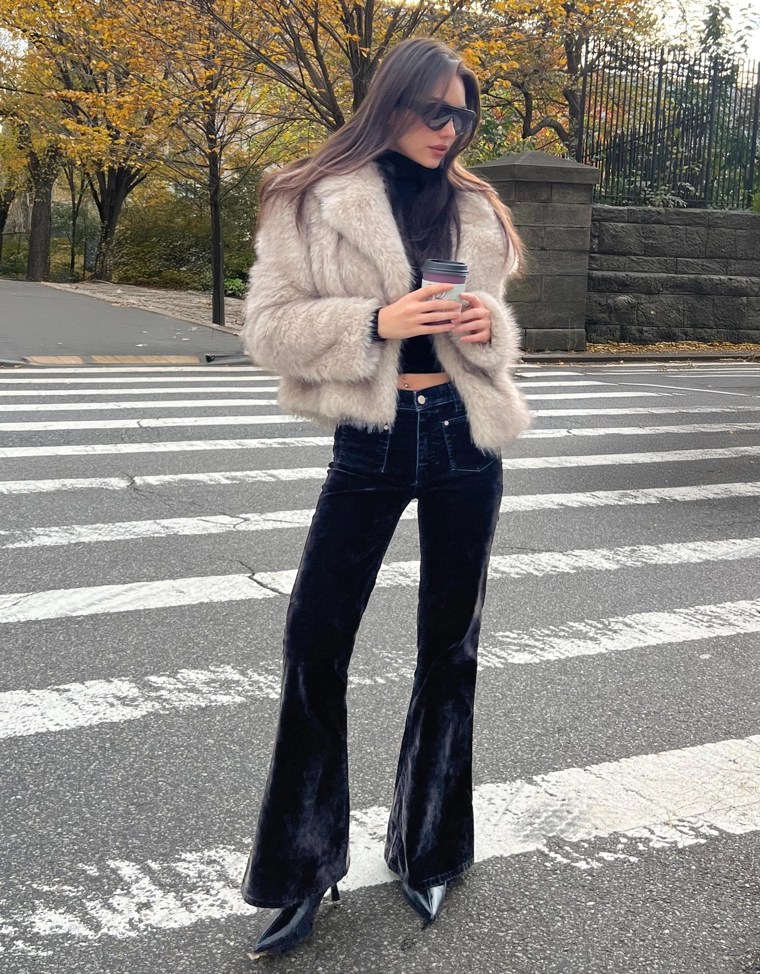 Расклешенные джинсы с бархатистым рельефным принтом