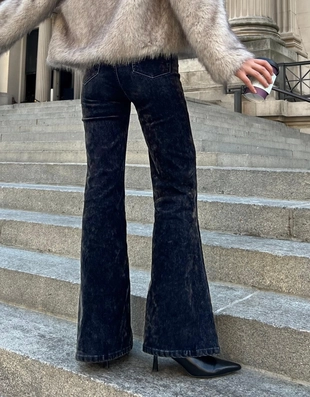 Расклешенные джинсы с бархатистым рельефным принтом- Заказать в России