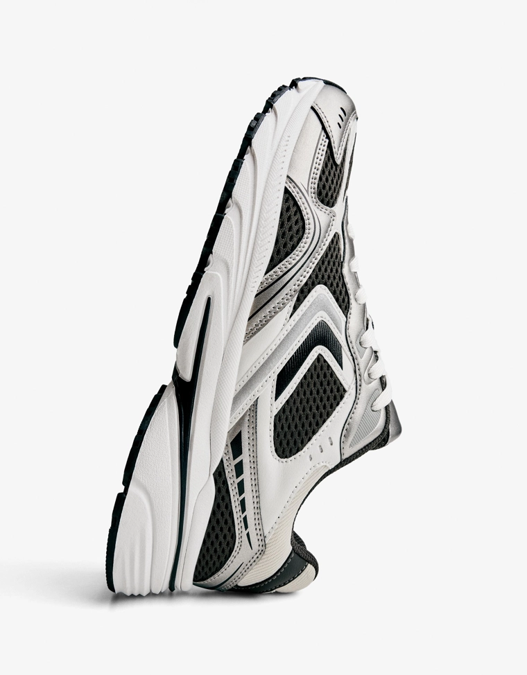 Спортивная обувь из разных материалов