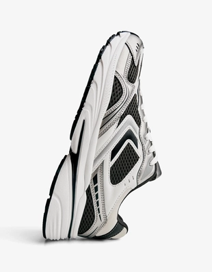 Спортивная обувь из разных материалов- Заказать в России