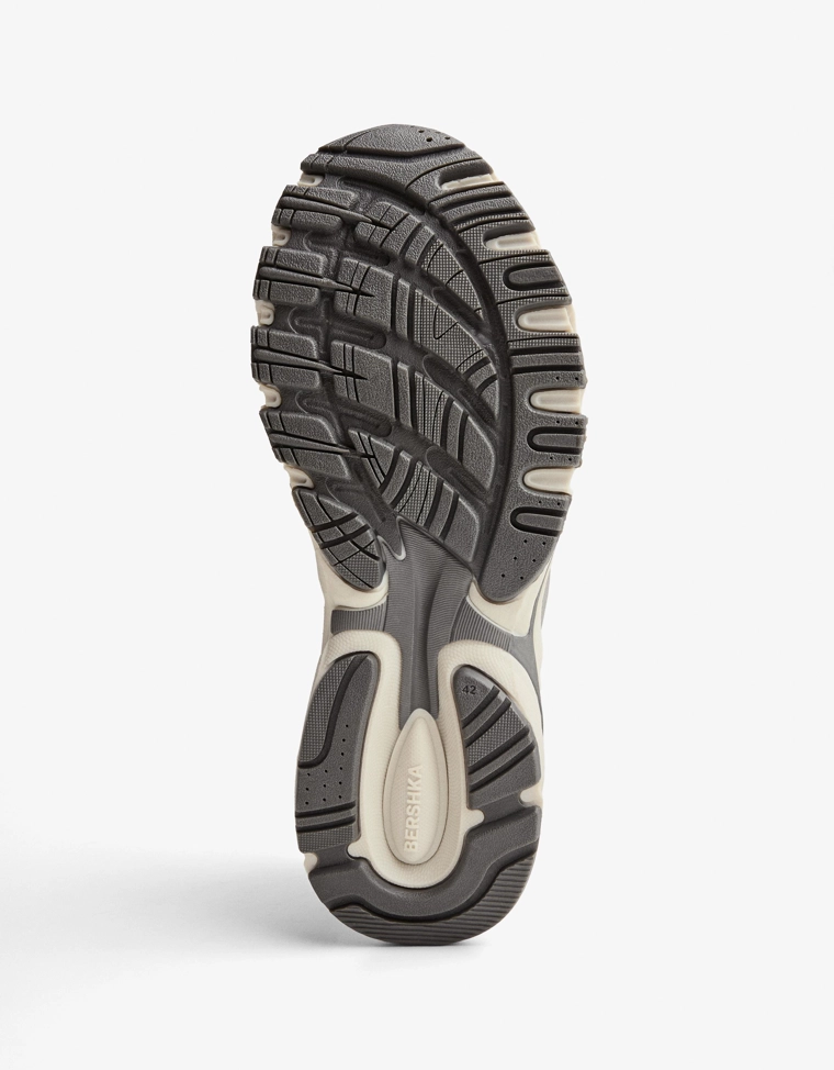 Многокомпонентные спортивные кроссовки