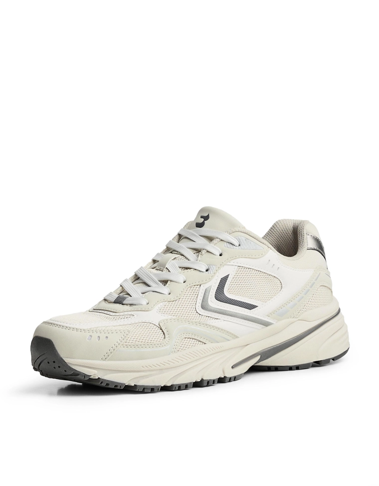 Многокомпонентные спортивные кроссовки