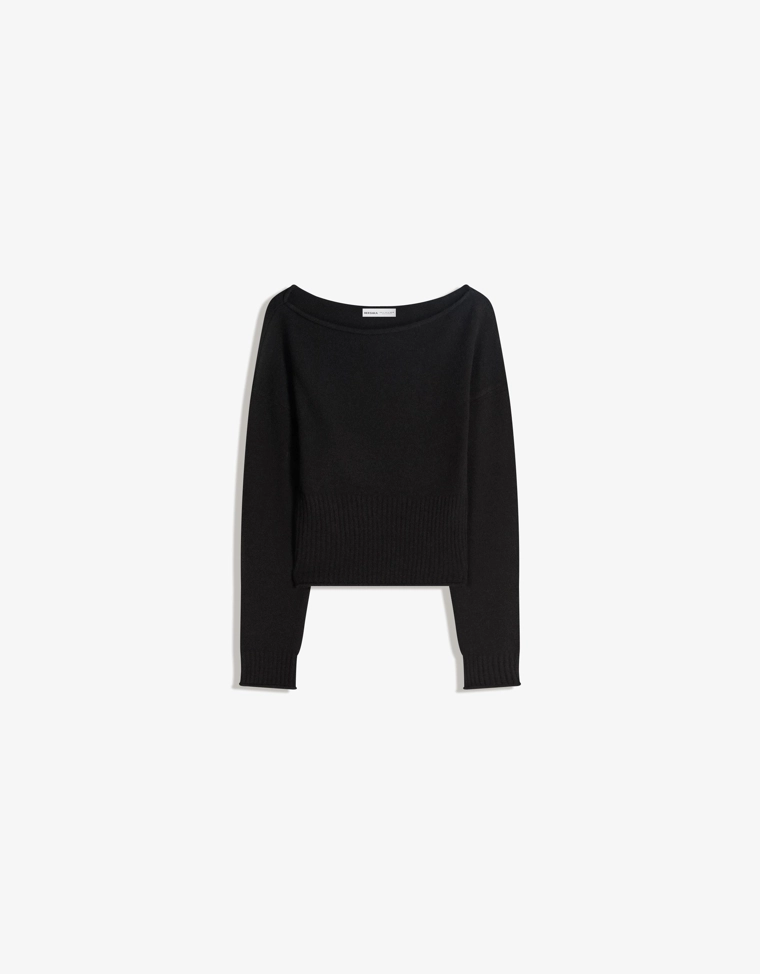 Свитер с вырезом «лодочка»