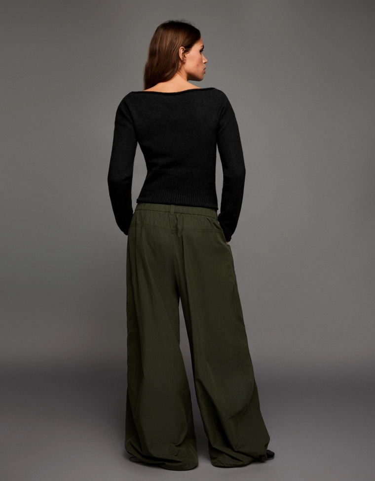 Свитер с вырезом «лодочка»