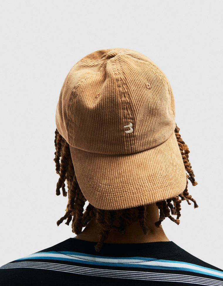 Вельветовая кепка с вышивкой