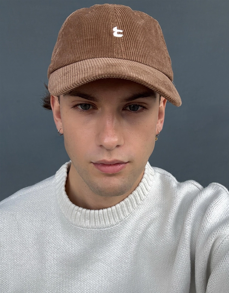 Вельветовая кепка с вышивкой