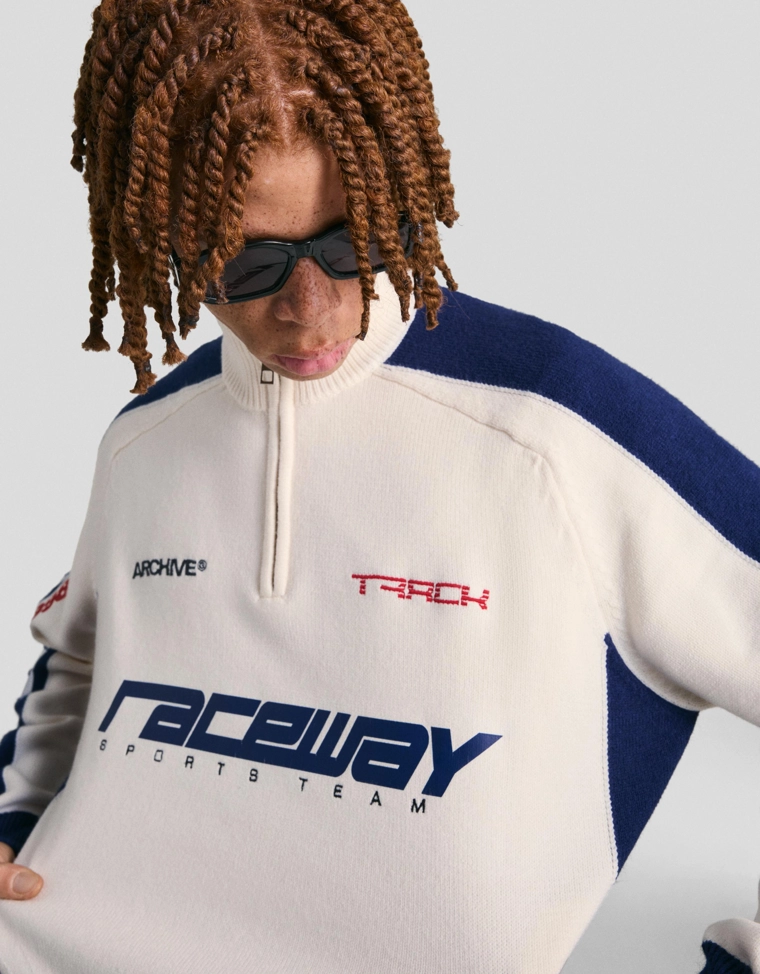 Свитер с молнией на воротнике и принтом