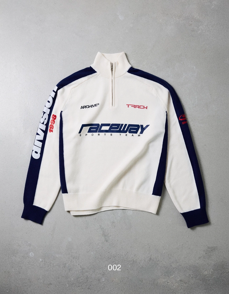 Свитер с молнией на воротнике и принтом