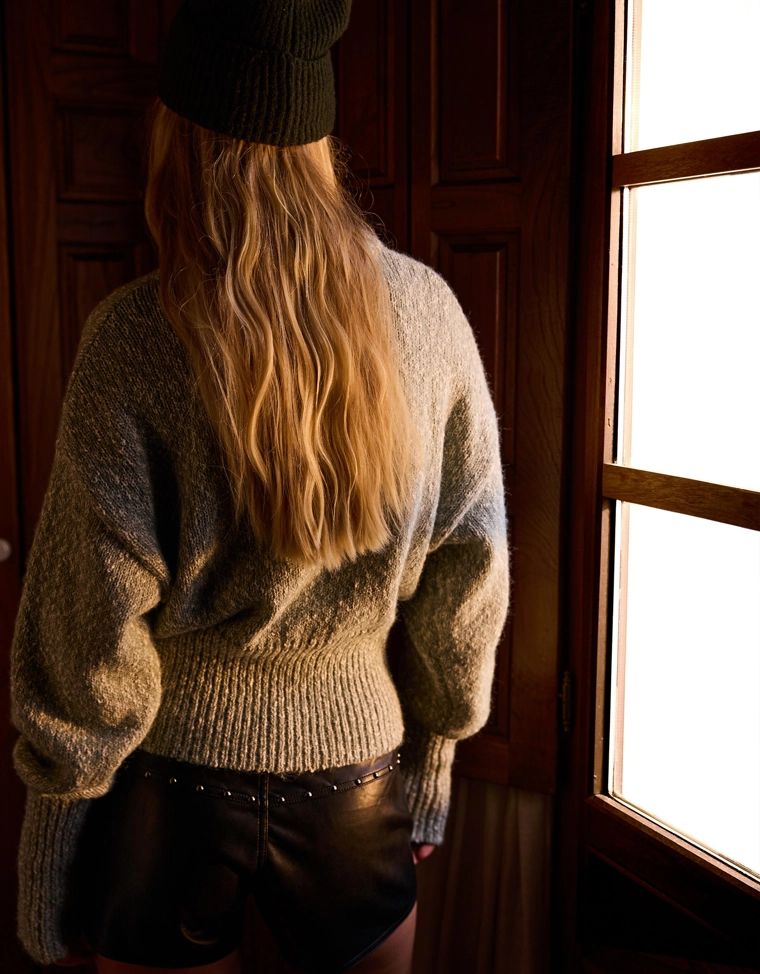 Свитер с объемными рукавами