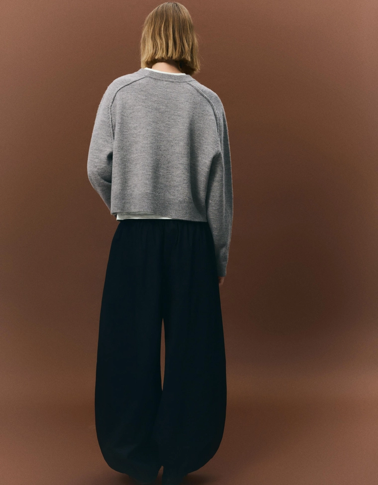 Трикотажный свитер со швами