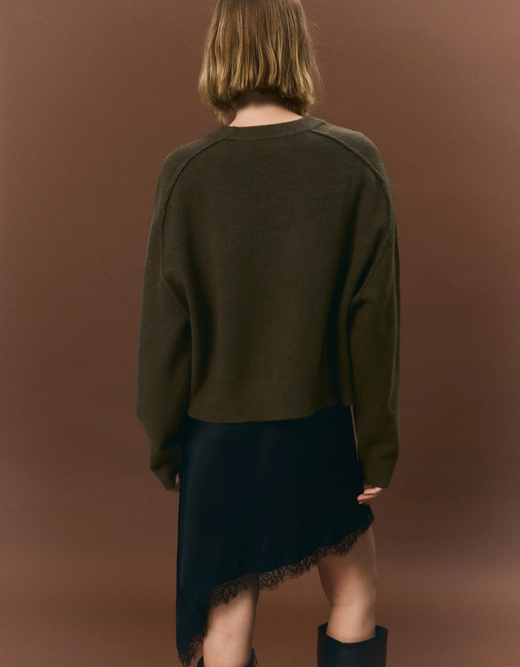 Трикотажный свитер со швами