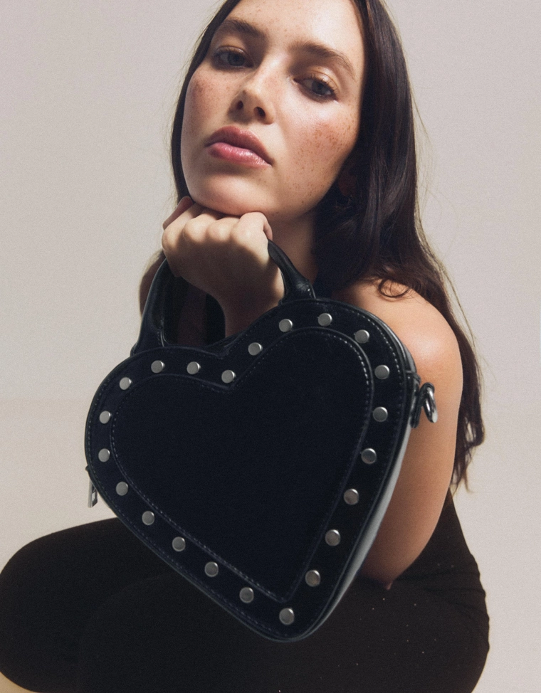 Сумка-сердце из искусственной кожи с заклепками