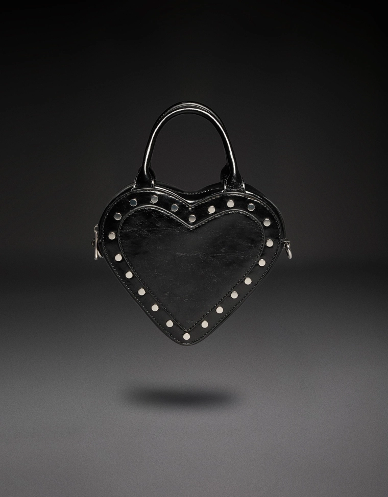 Сумка-сердце из искусственной кожи с заклепками