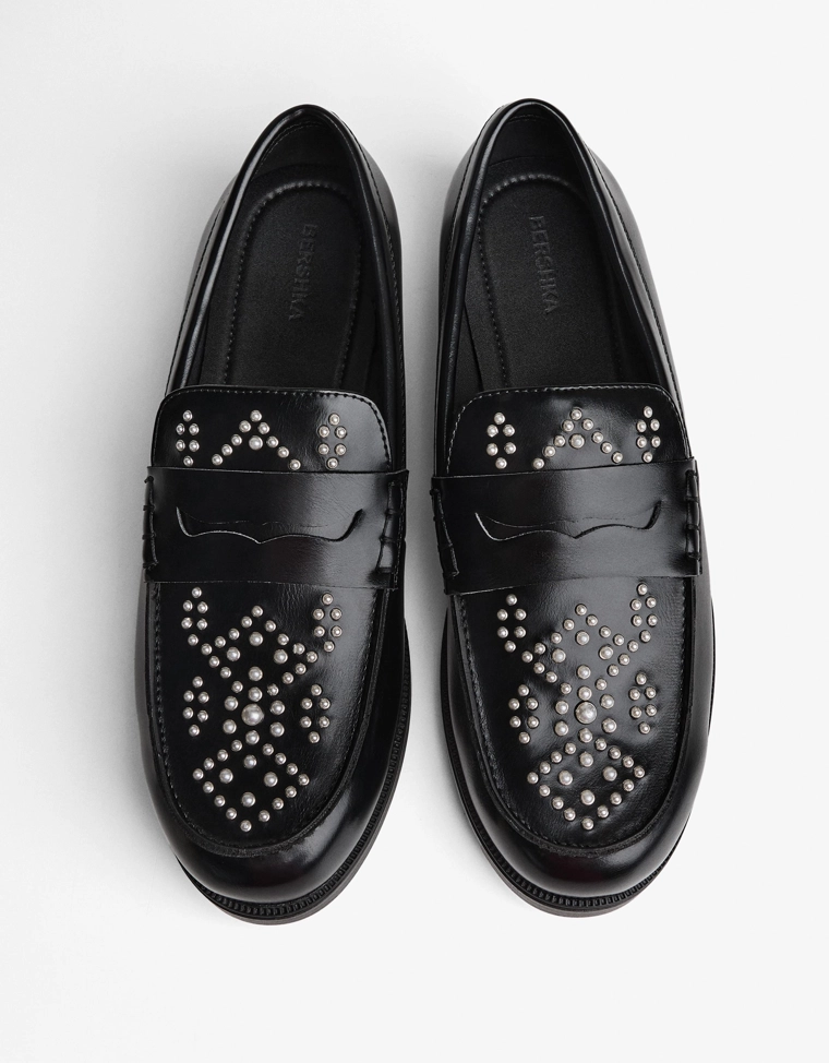 Мокасины с декоративным элементом