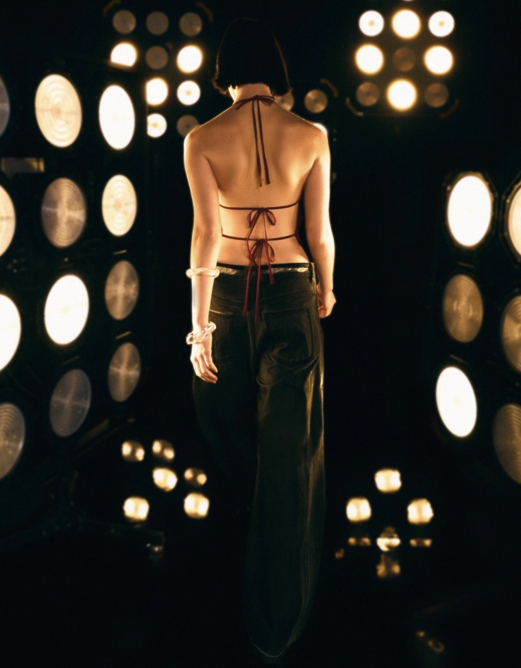 Топ с горловиной халтер, драпировкой и пайетками