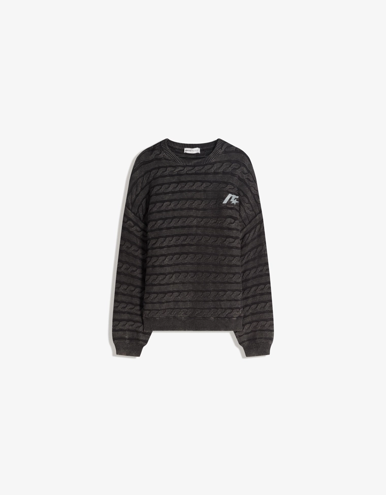 Свитер с узором «косы» и вышивкой