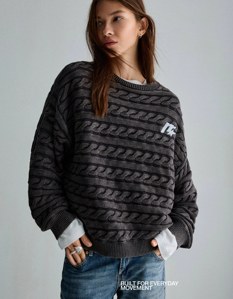 Свитер с узором «косы» и вышивкой