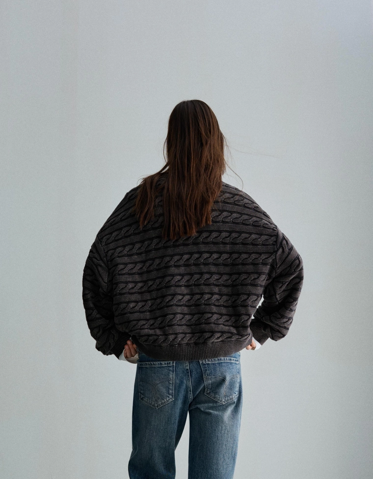 Свитер с узором «косы» и вышивкой