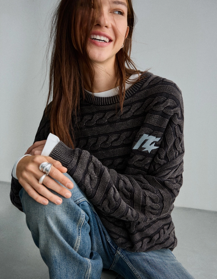 Свитер с узором «косы» и вышивкой