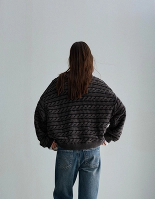 Свитер с узором «косы» и вышивкой- Заказать в России