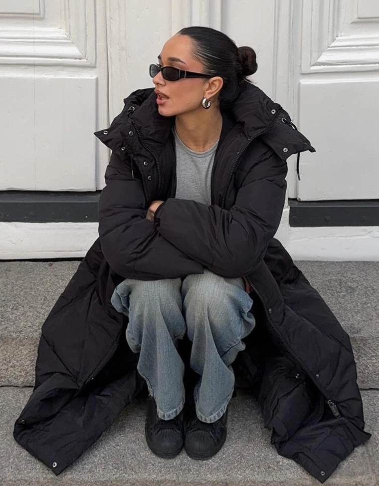 Длинный пуховик с капюшоном из водоотталкивающей ткани