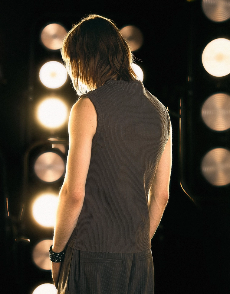 Топ без рукавов с вышивкой