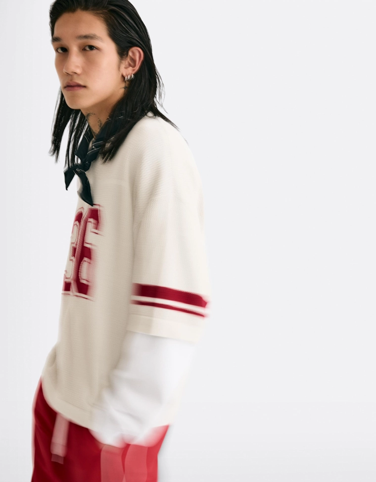 Футболка в спортивном стиле из сетчатой ткани с короткими рукавами