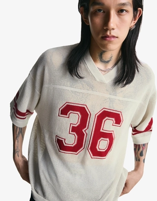 Футболка в спортивном стиле из сетчатой ткани с короткими рукавами- Заказать в России