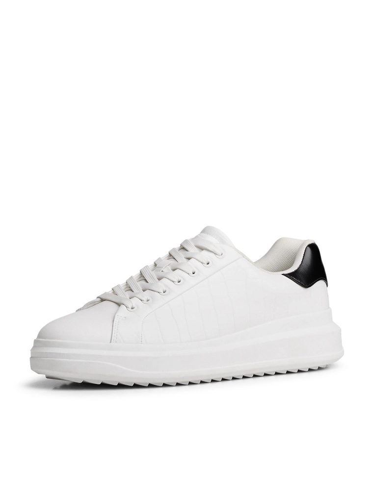 Кроссовки с объемной подошвой