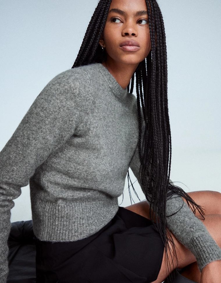 Свитер с круглым вырезом